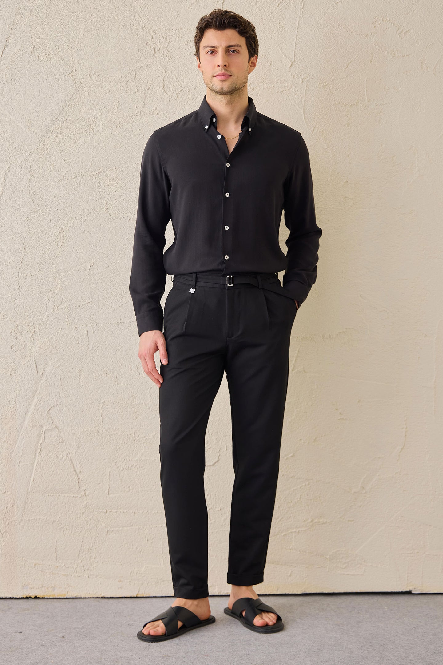 Pantalon Gurkha noir plissé pour homme, taille ajustable, coupe fuselée.