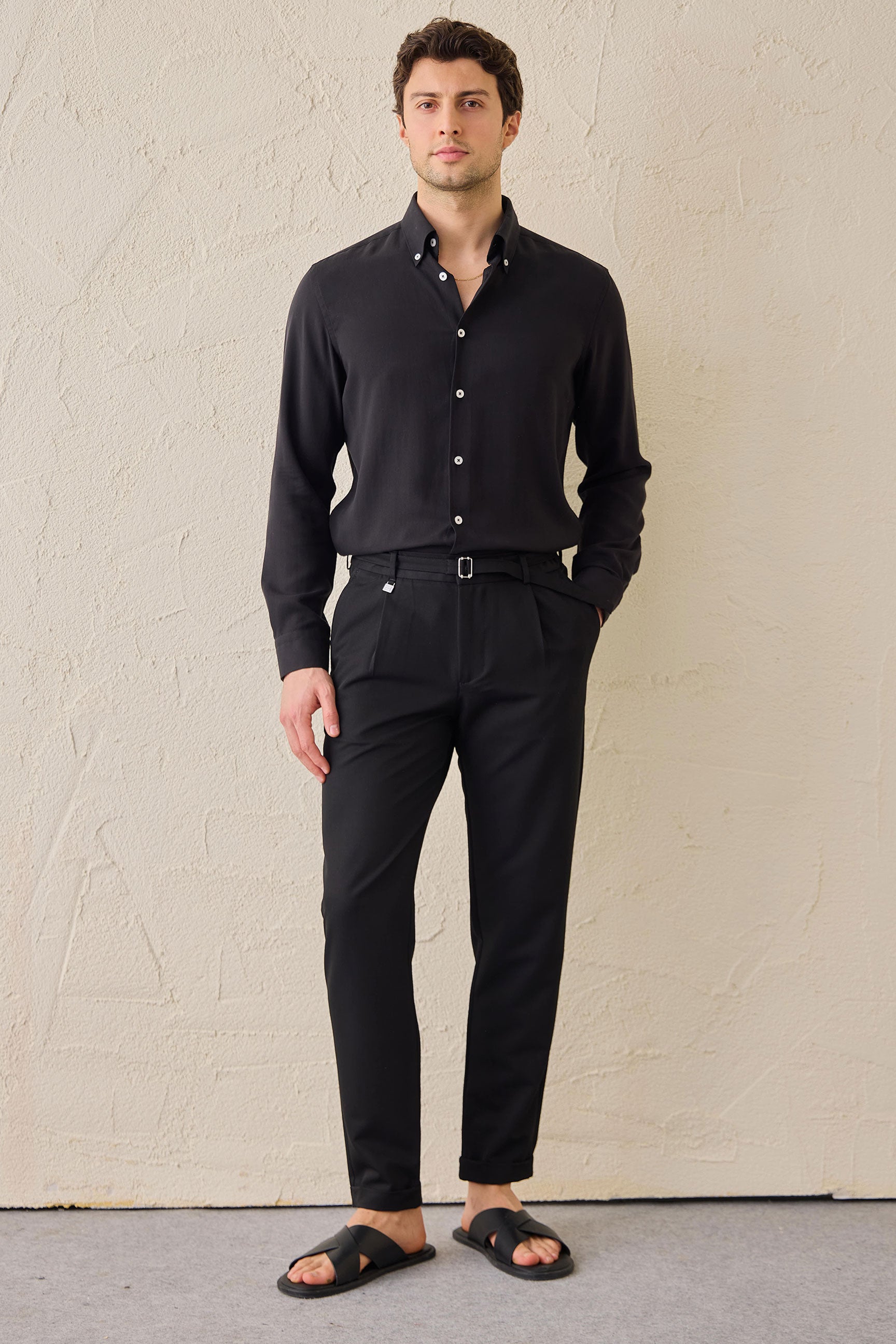 Pantalon Gurkha noir plissé pour homme, taille ajustable, coupe fuselée.