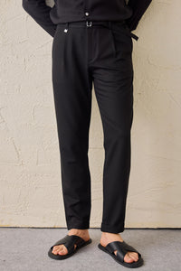 Pantalon Gurkha noir plissé pour homme, taille ajustable, coupe fuselée.