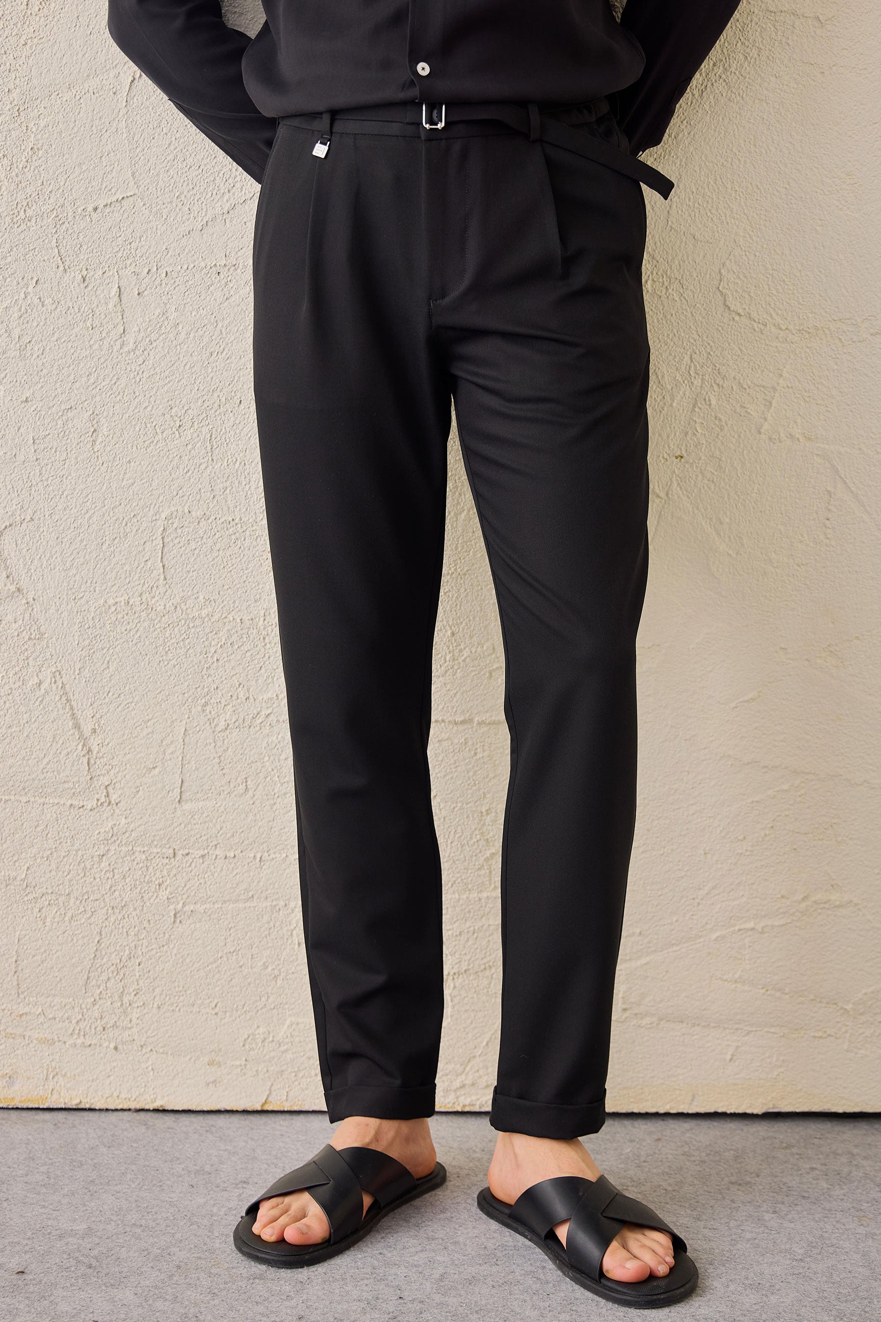 Pantalon Gurkha noir plissé pour homme, taille ajustable, coupe fuselée.
