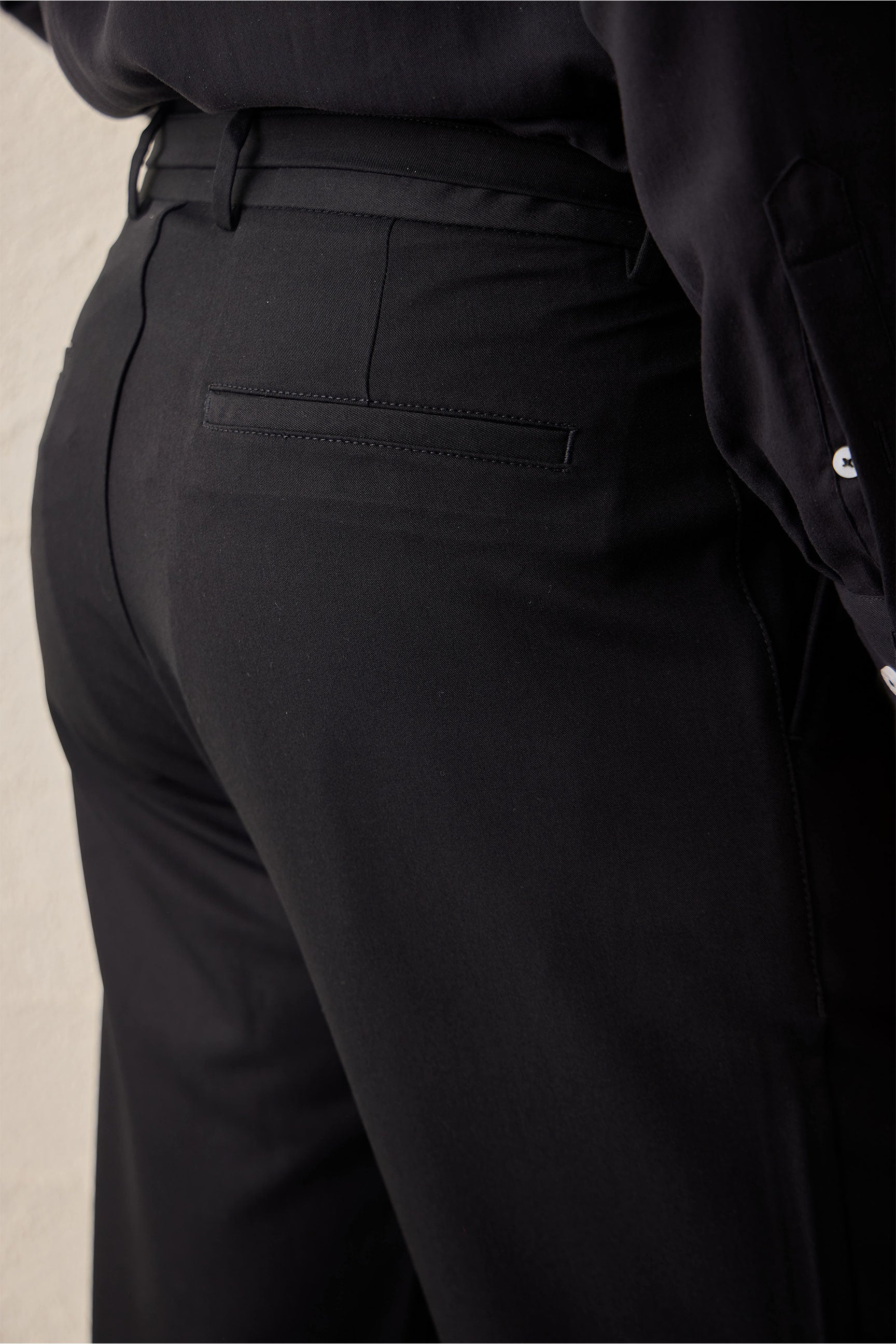 Pantalon Gurkha noir plissé pour homme, taille ajustable, coupe fuselée.