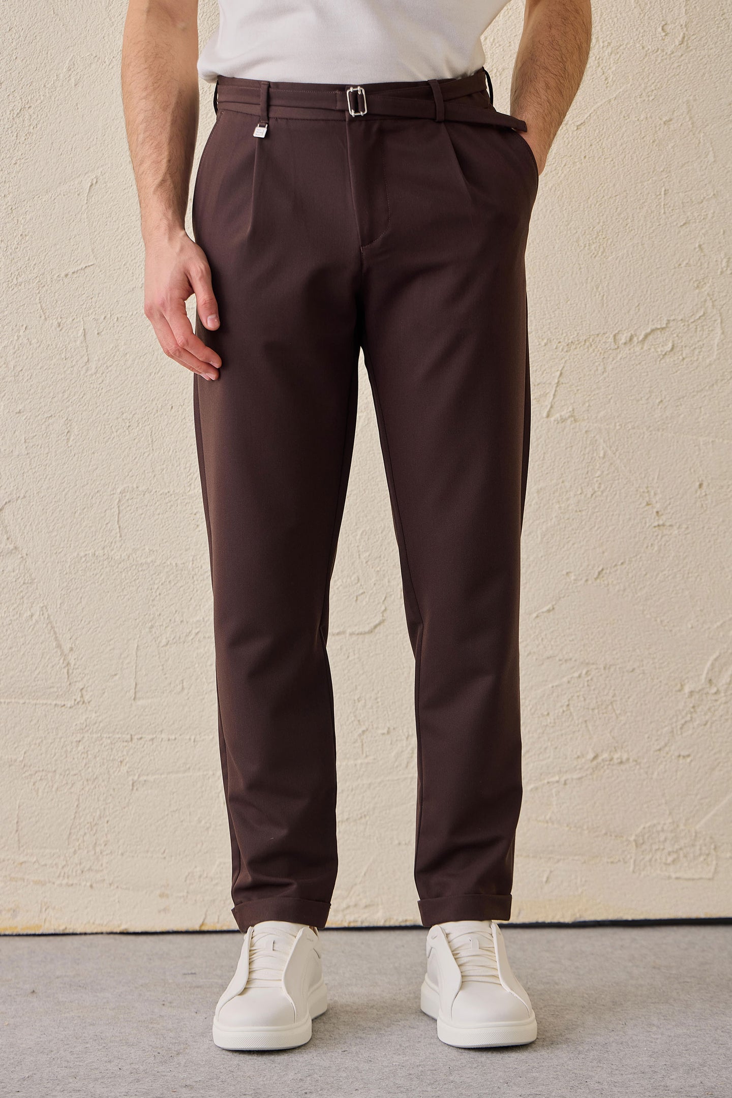 Pantalon Gurkha marron plissé pour homme, taille ajustable, coupe fuselée.