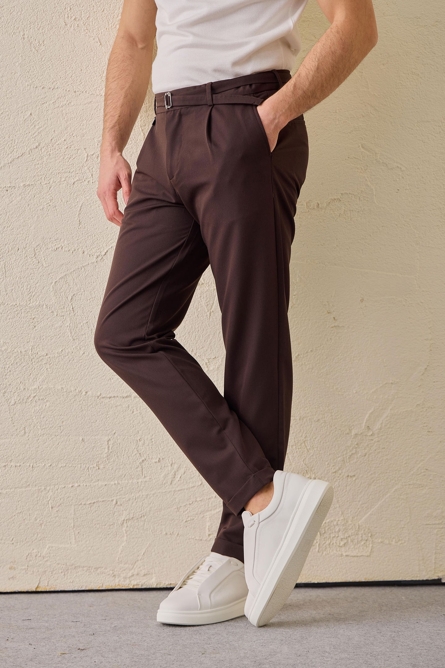 Pantalon Gurkha marron plissé pour homme, taille ajustable, coupe fuselée.