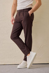 Pantalon Gurkha marron plissé pour homme, taille ajustable, coupe fuselée.