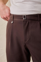 Pantalon Gurkha marron plissé pour homme, taille ajustable, coupe fuselée.