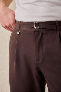 Pantalon Gurkha marron plissé pour homme, taille ajustable, coupe fuselée.