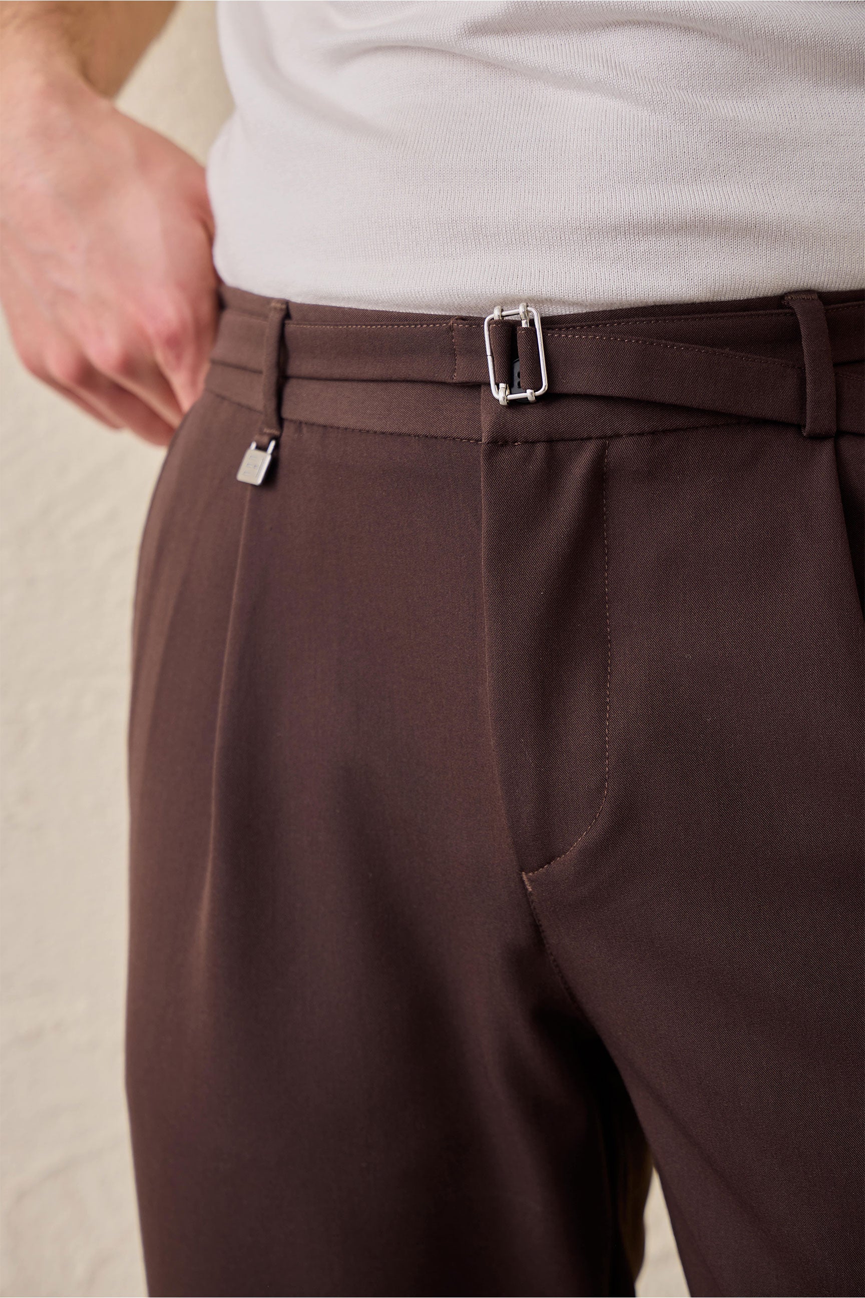 Pantalon Gurkha marron plissé pour homme, taille ajustable, coupe fuselée.