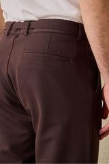 Pantalon Gurkha marron plissé pour homme, taille ajustable, coupe fuselée.