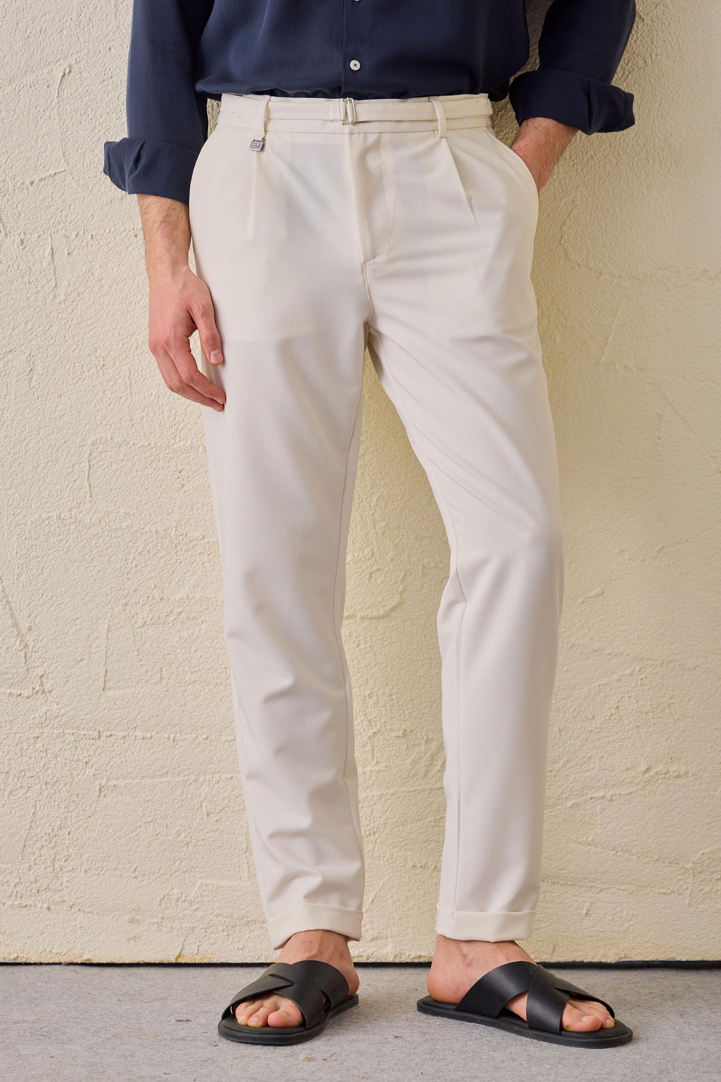 Pantalon Gurkha plissé crème pour homme, taille ajustable, coupe fuselée.