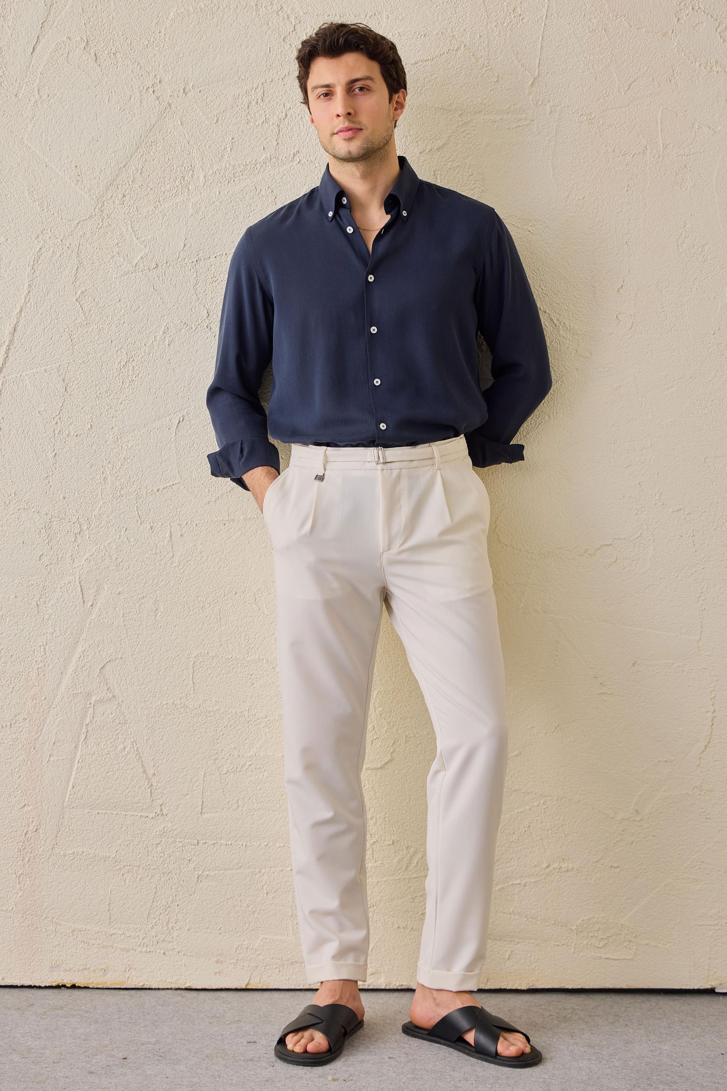 Pantalon Gurkha plissé crème pour homme, taille ajustable, coupe fuselée.