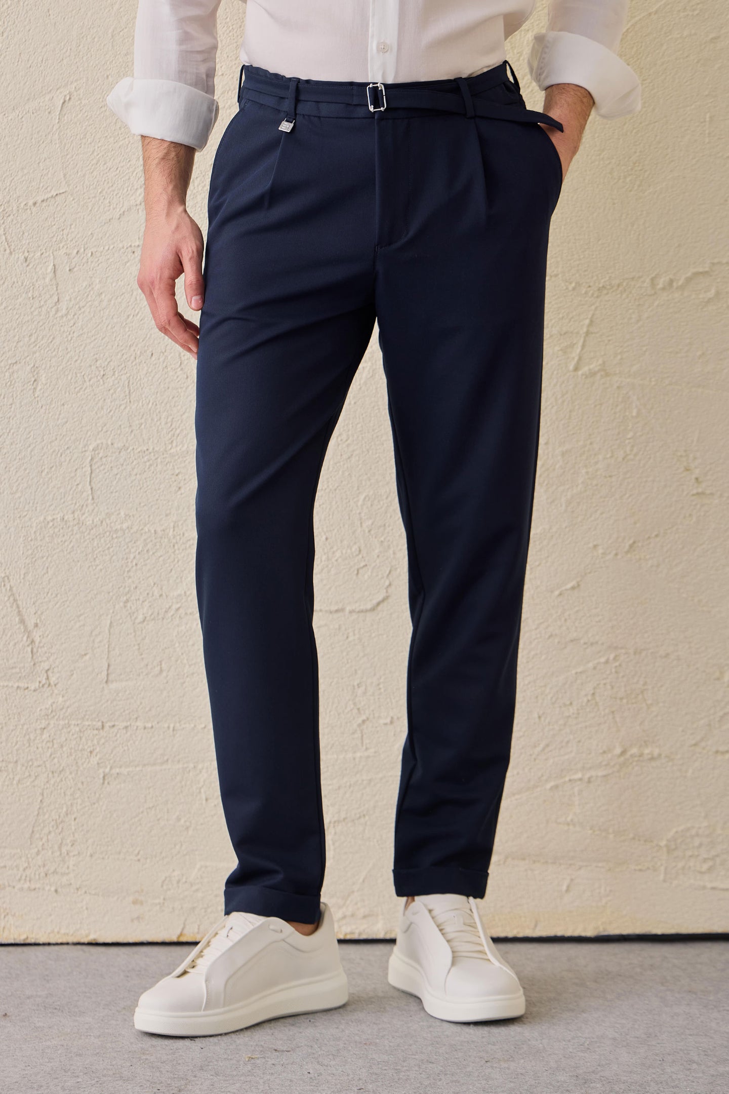 Pantalon Gurkha plissé bleu marine pour homme, taille ajustable, coupe fuselée.