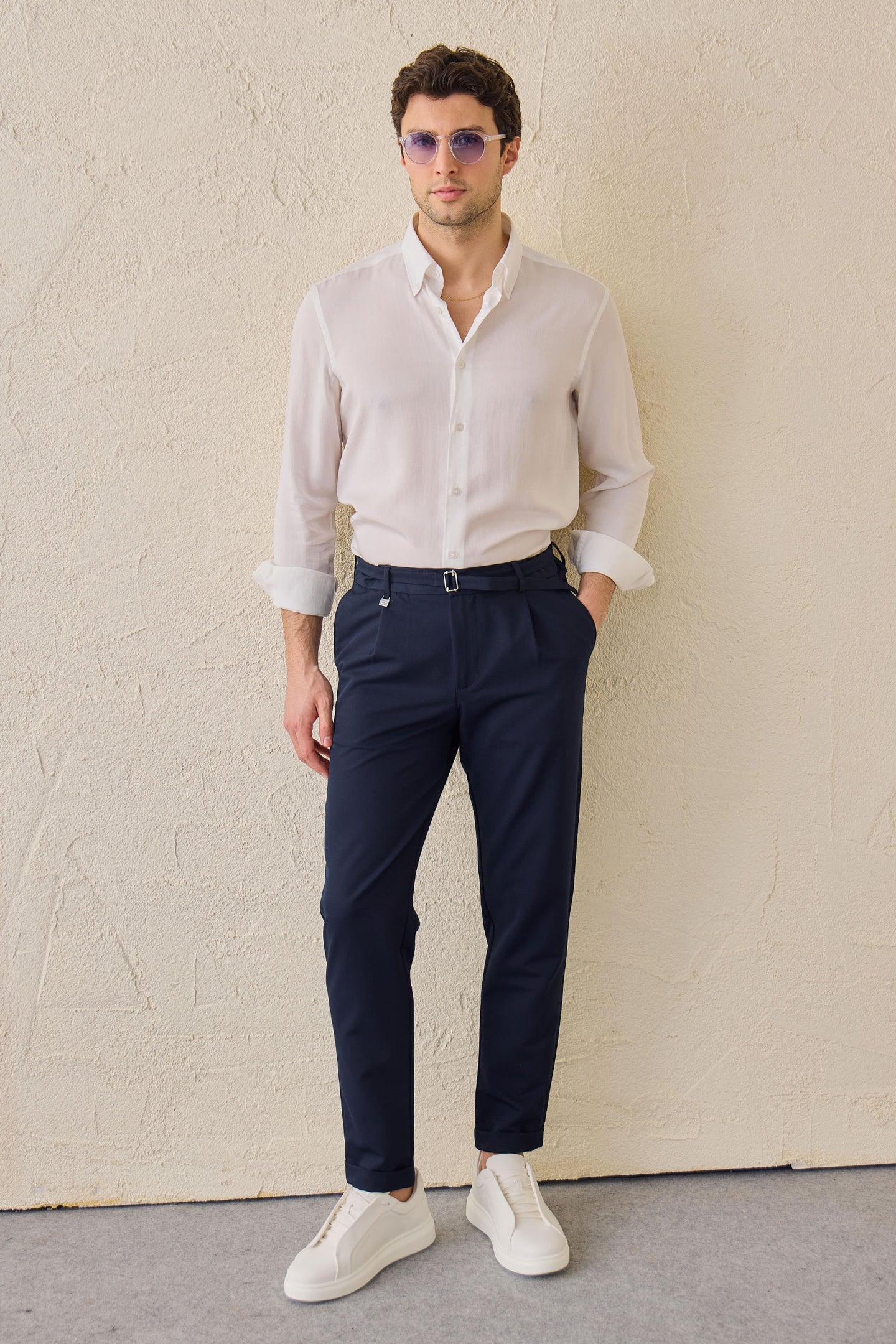 Pantalon Gurkha plissé bleu marine pour homme, taille ajustable, coupe fuselée.