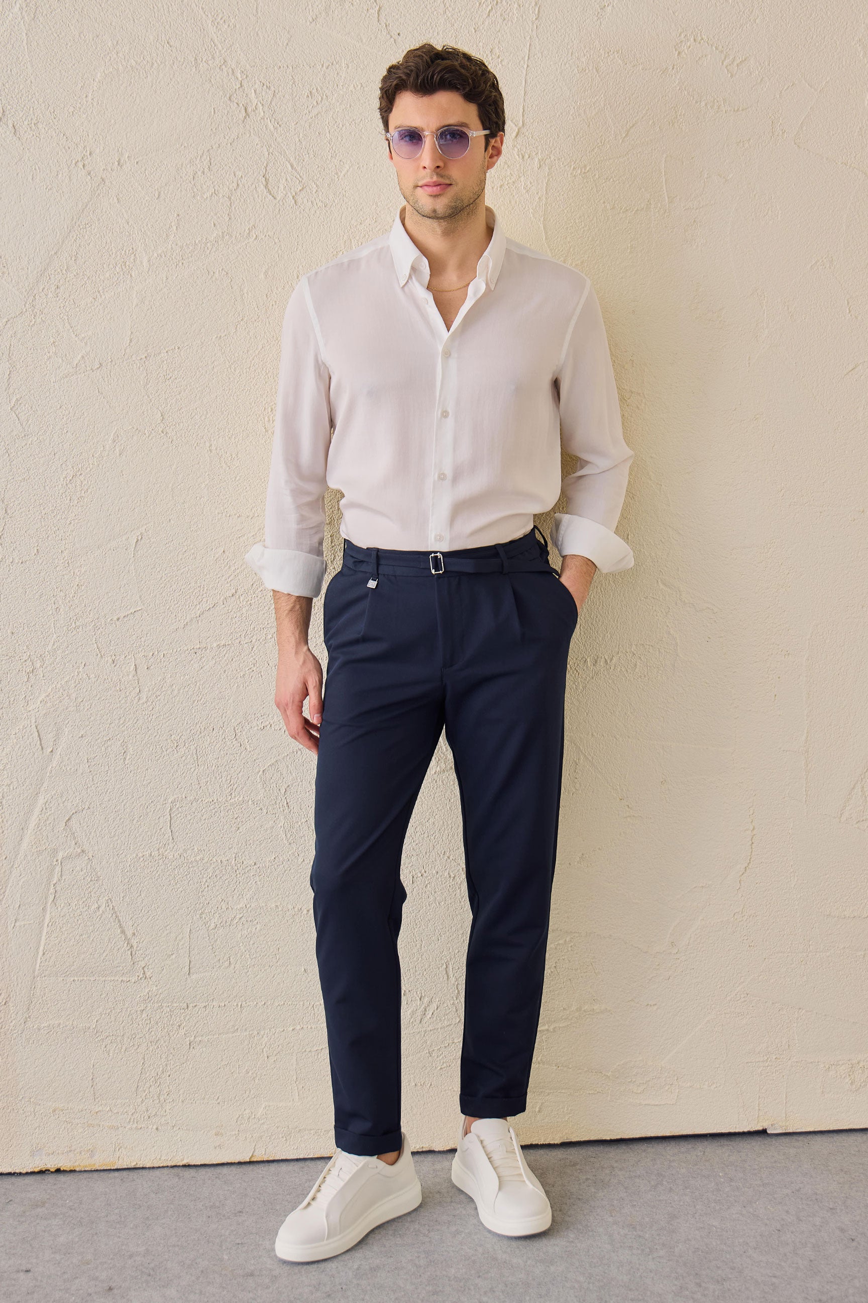 Pantalon Gurkha plissé bleu marine pour homme, taille ajustable, coupe fuselée.