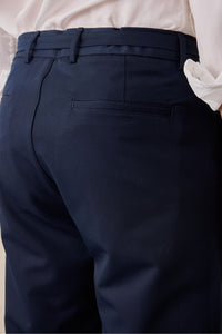Pantalon Gurkha plissé bleu marine pour homme, taille ajustable, coupe fuselée.