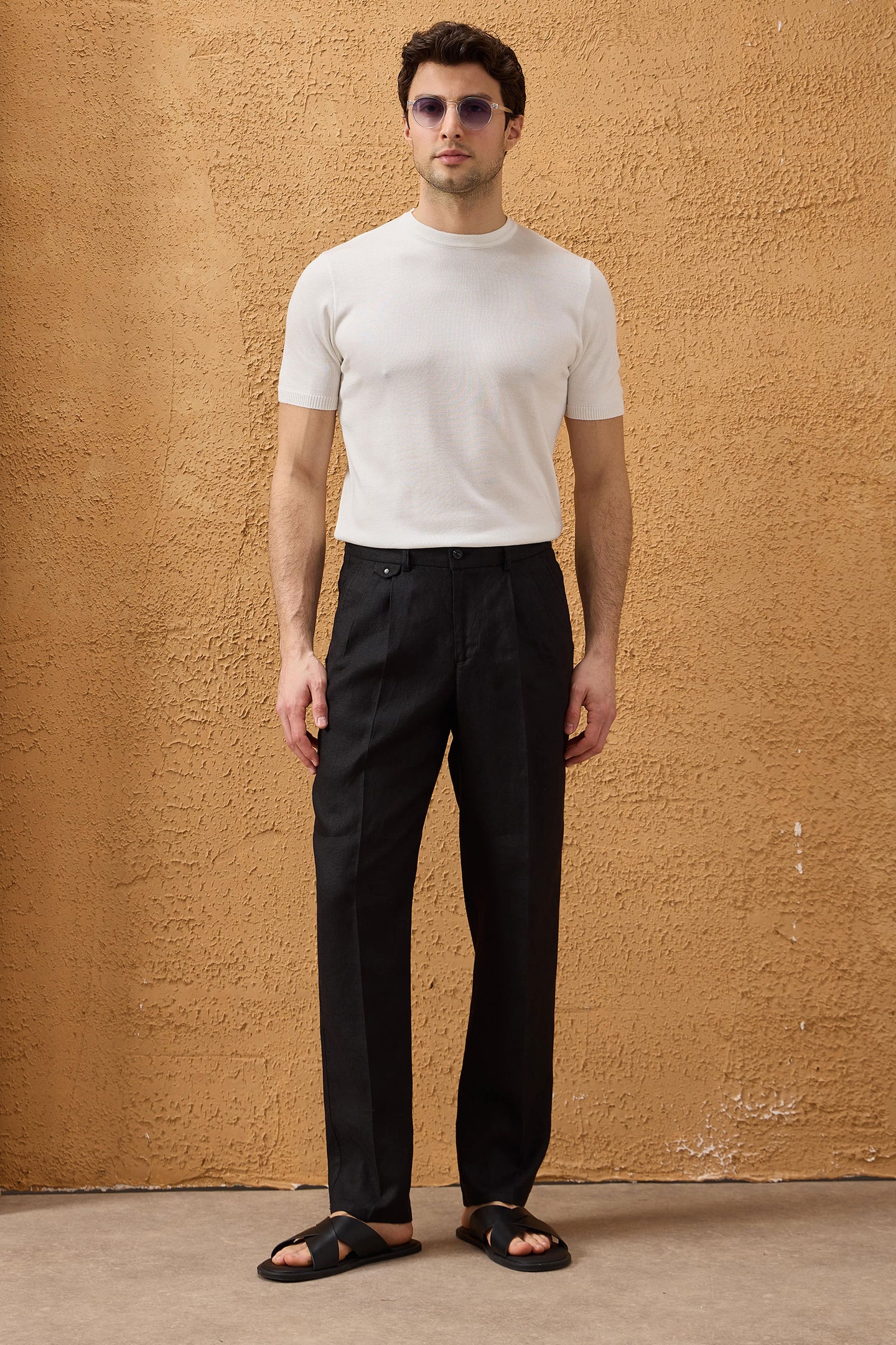 Pantalon noir pour homme en lin 100 % avec cordon de serrage et plis, coupe droite décontractée.