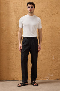 Pantalon noir pour homme en lin 100 % avec cordon de serrage et plis, coupe droite décontractée.