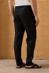 Pantalon noir pour homme en lin 100 % avec cordon de serrage et plis, coupe droite décontractée.