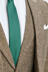 Costume trois pièces en tweed à chevrons marron chêne