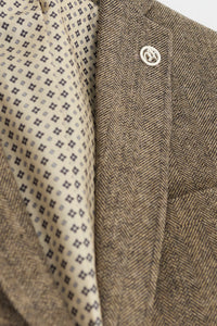 Costume trois pièces en tweed à chevrons marron chêne