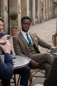 Costume trois pièces en tweed à chevrons marron chêne