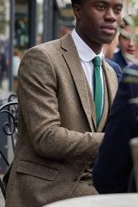 Costume trois pièces en tweed à chevrons marron chêne