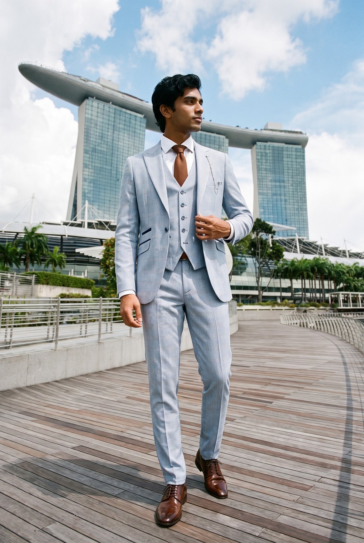 Look #1007 styled with Costume trois pièces à carreaux pour homme, en tweed bleu clair, coupe ajustée, style Peaky Classic, idéal pour un mariage.