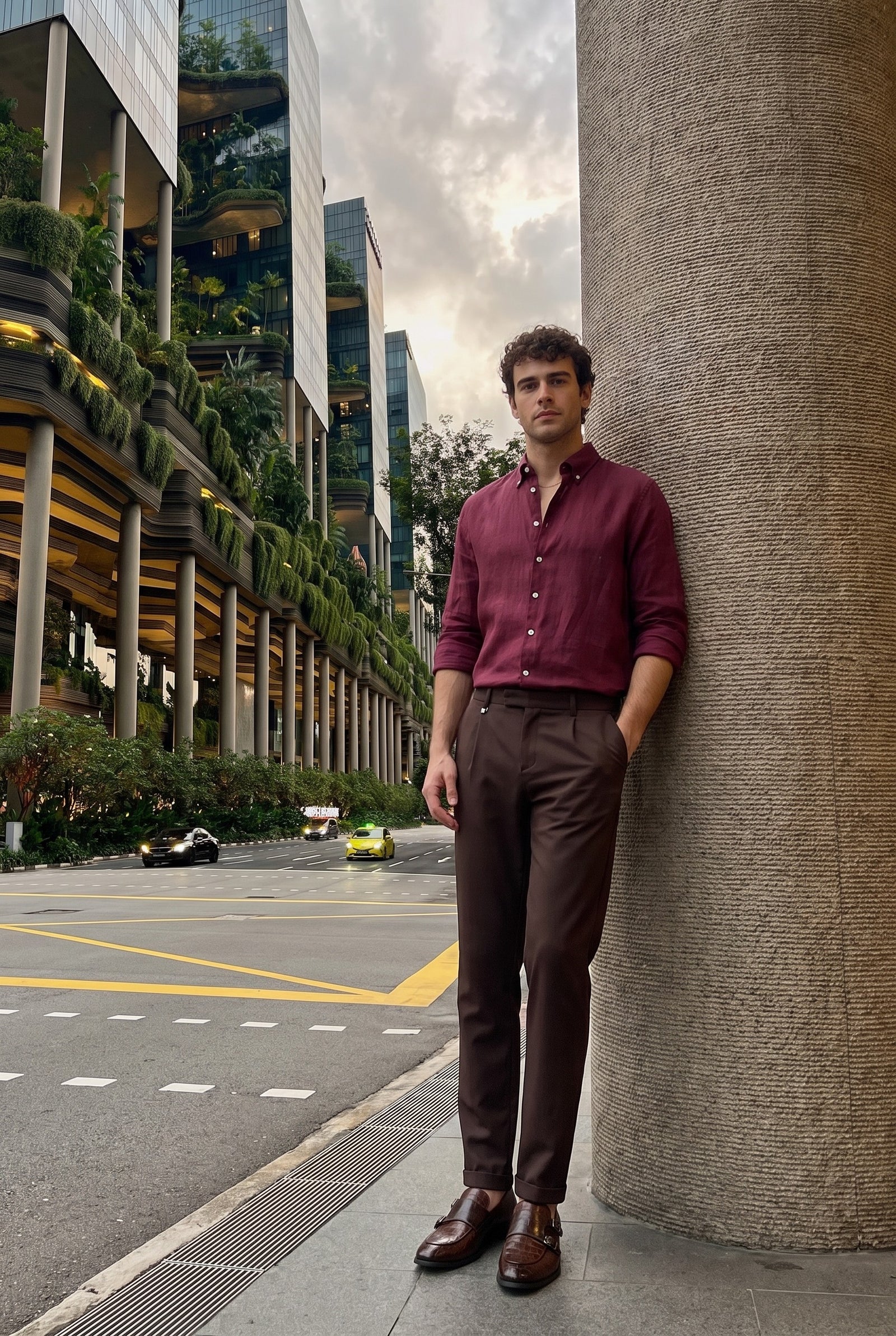 Look #894 styled with Pantalon Gurkha marron plissé pour homme, taille ajustable, coupe fuselée.