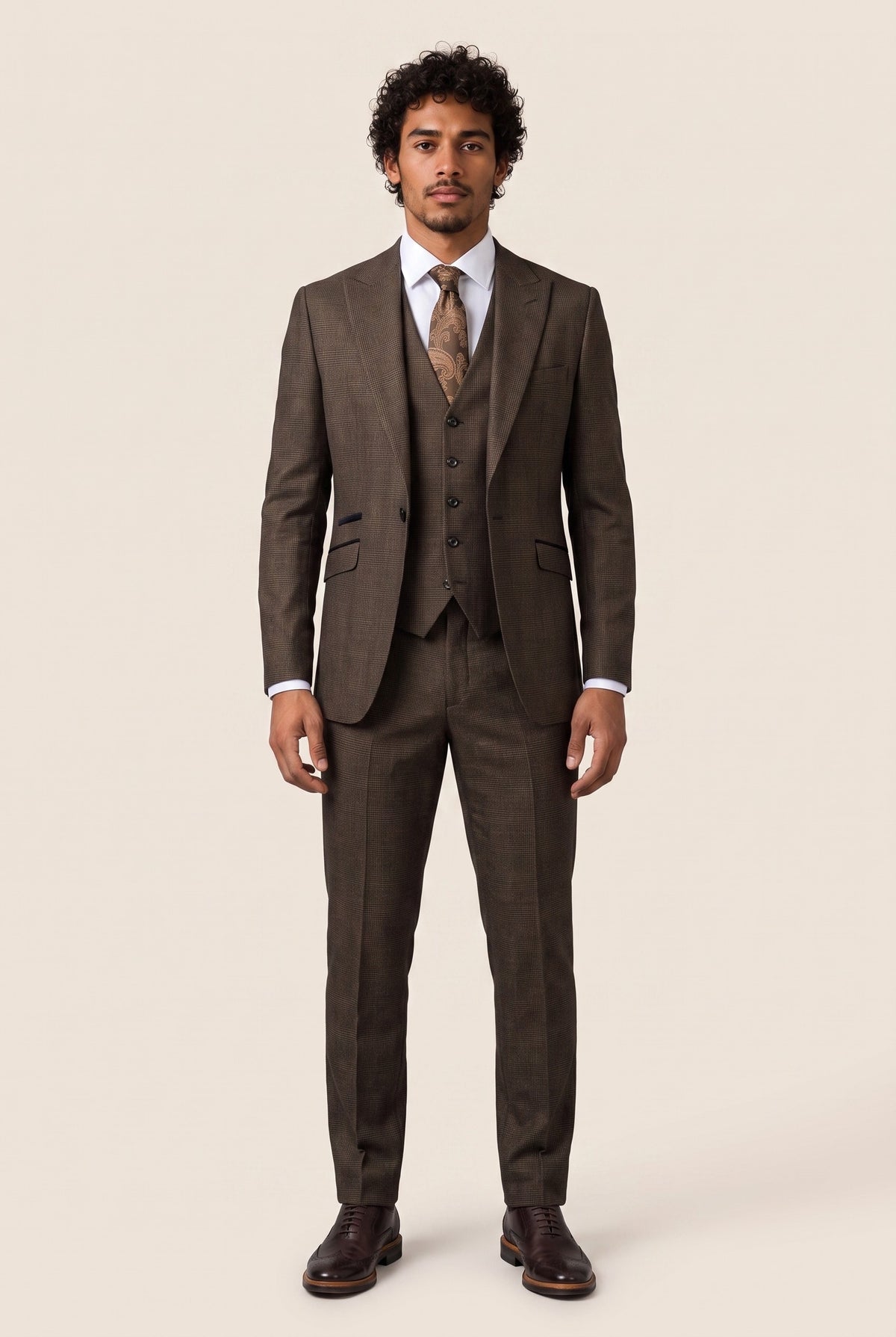 Look #1004 styled with Costume trois pièces à carreaux pour homme, tweed noir et marron, coupe ajustée, style Peaky Classic, idéal pour un mariage.