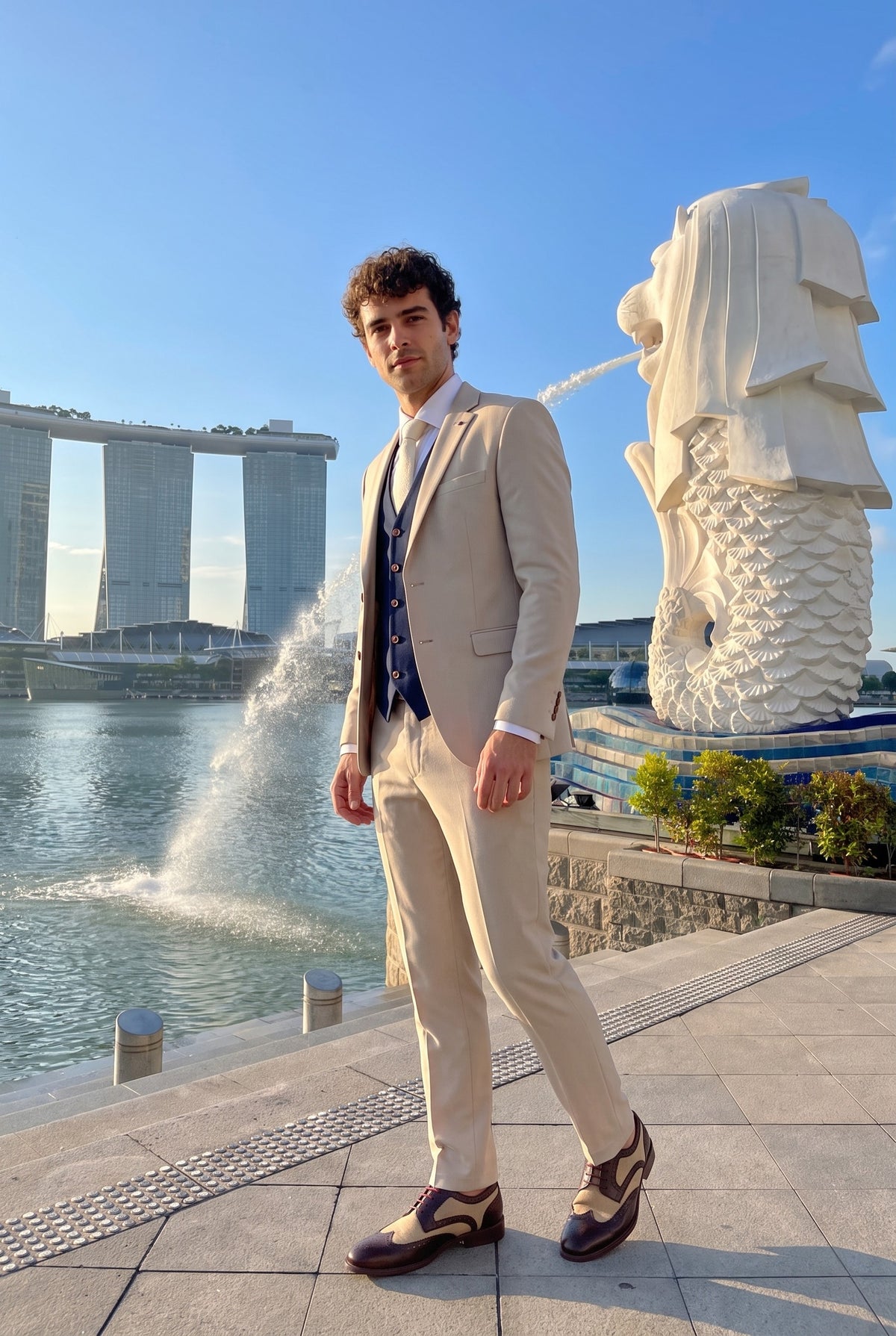 Look #1001 styled with Mayfair - Costume trois pièces crème pour homme avec gilet bleu marine