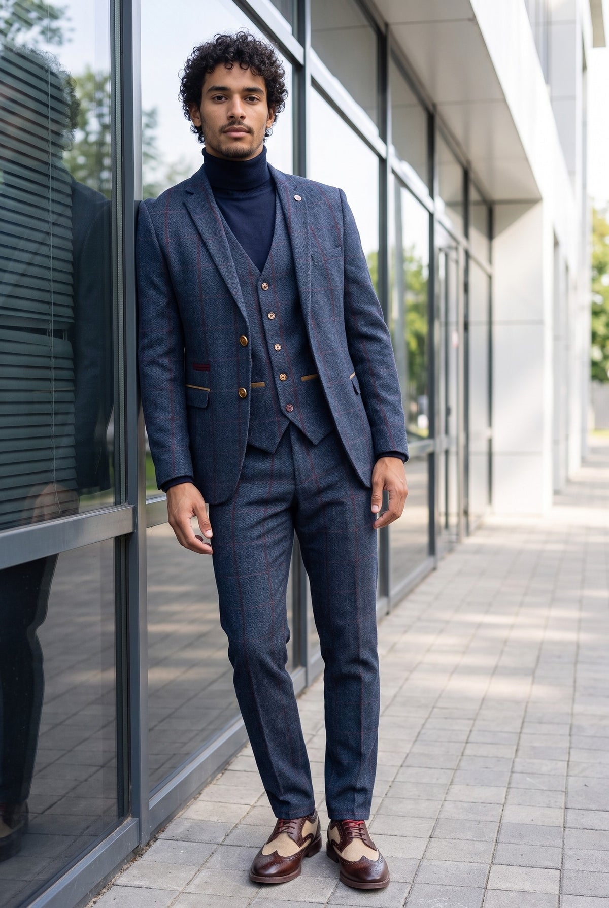 Look #646 styled with Pull à col roulé bleu marine pour homme, en maille douce à manches longues et mélange de viscose.