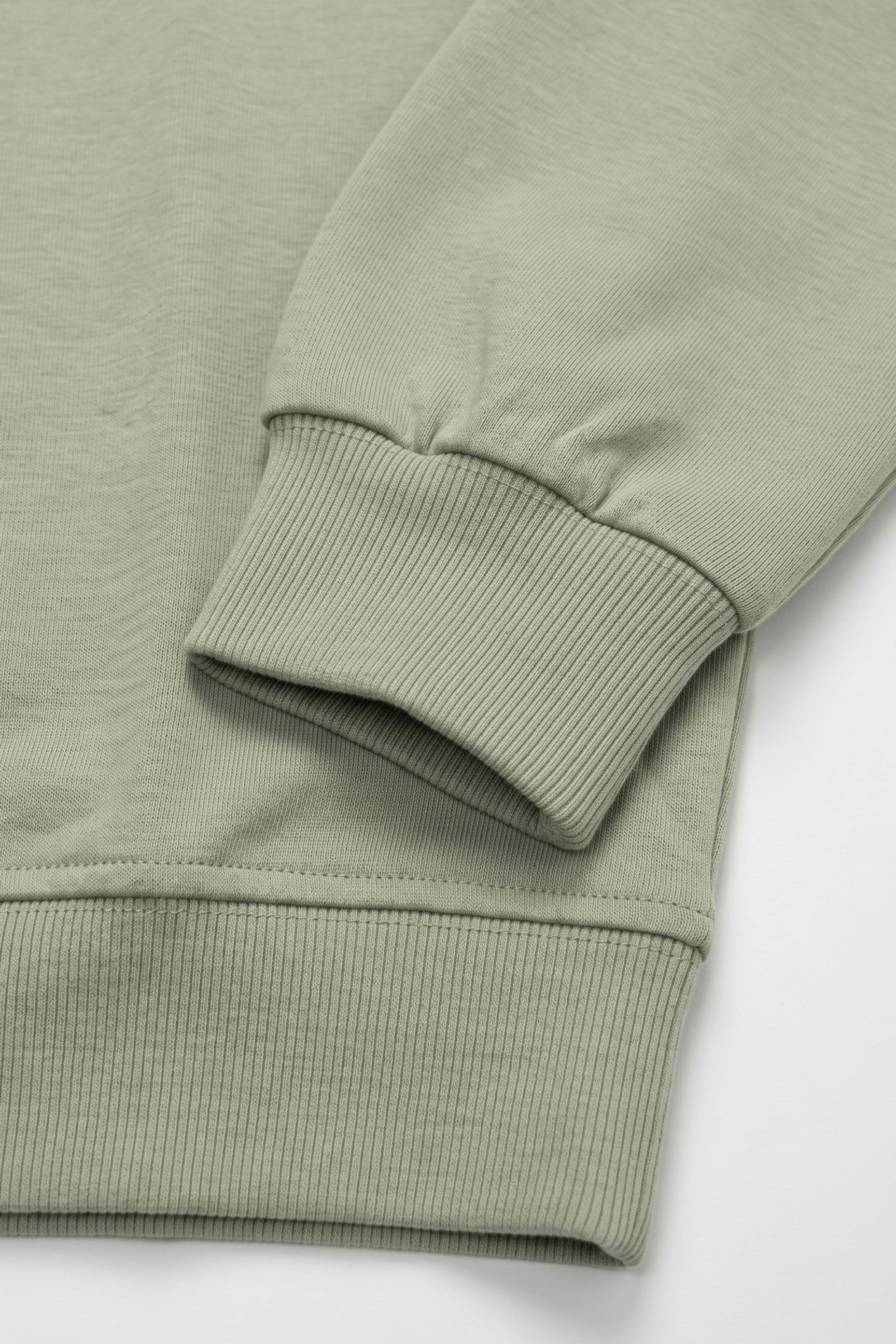 Sweat-shirt à col rond et manches longues extensible vert sauge pour homme, en mélange de coton.