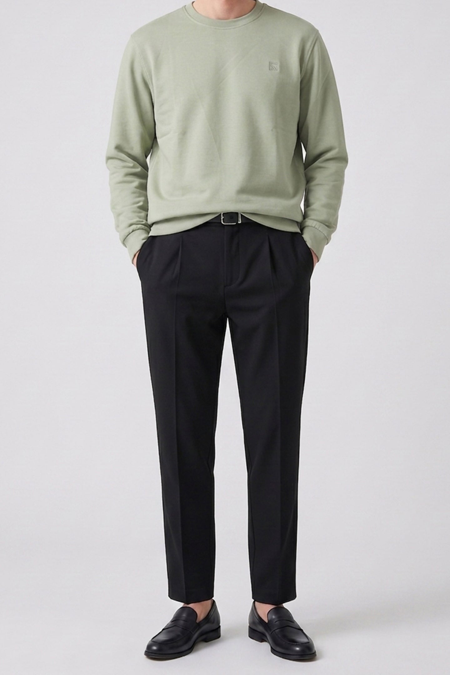 Sweat-shirt à col rond et manches longues extensible vert sauge pour homme, en mélange de coton.