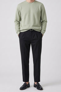 Sweat-shirt à col rond et manches longues extensible vert sauge pour homme, en mélange de coton.