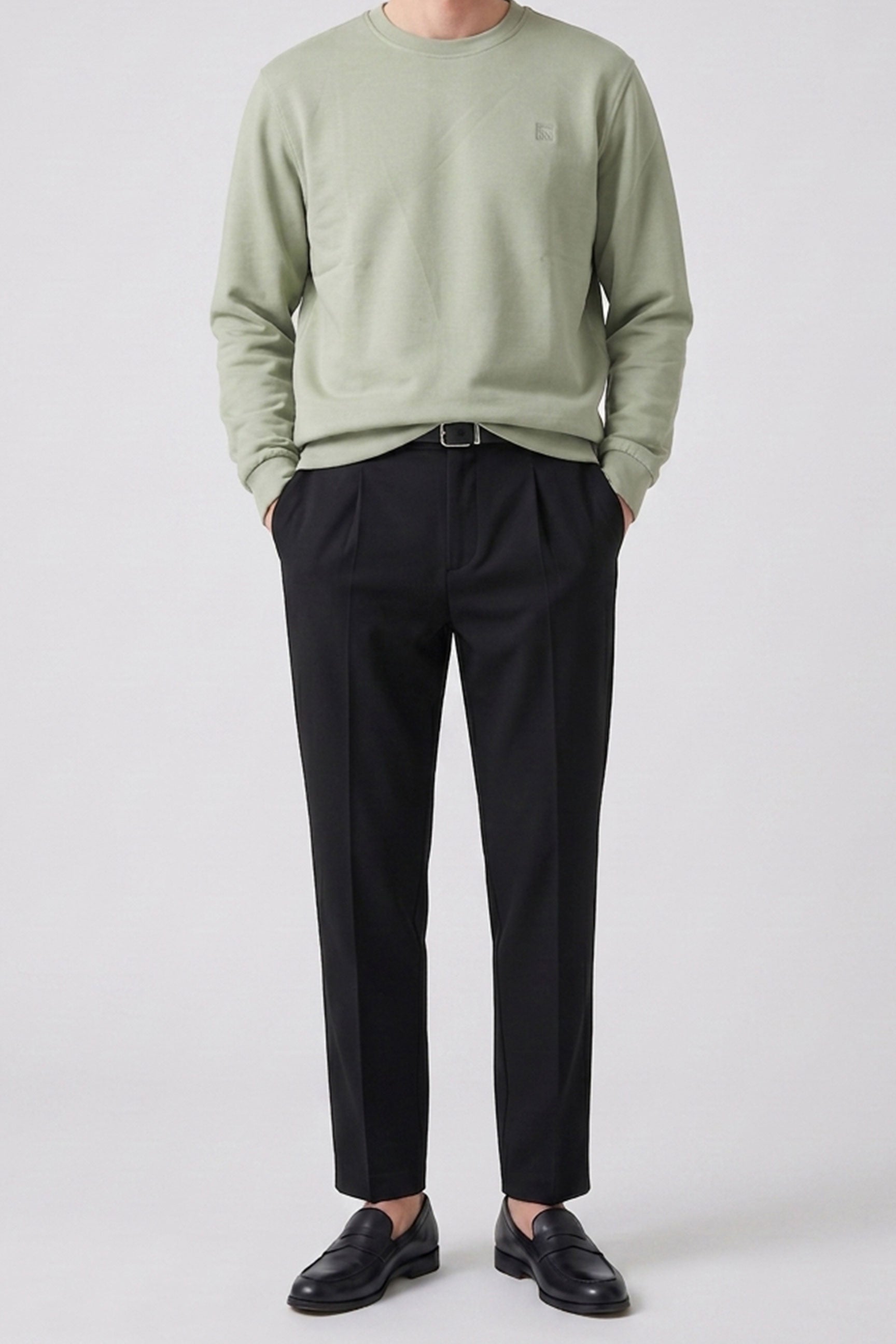 Sweat-shirt à col rond et manches longues extensible vert sauge pour homme, en mélange de coton.