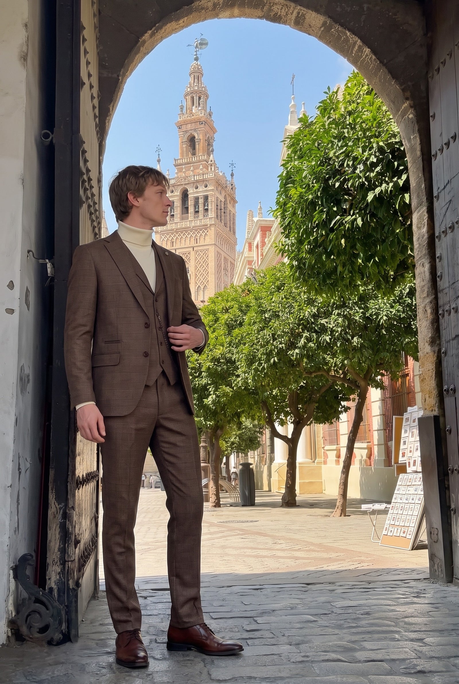 Look #1011 styled with Pull à col roulé crème pour homme, en maille douce à manches longues et mélange de viscose.