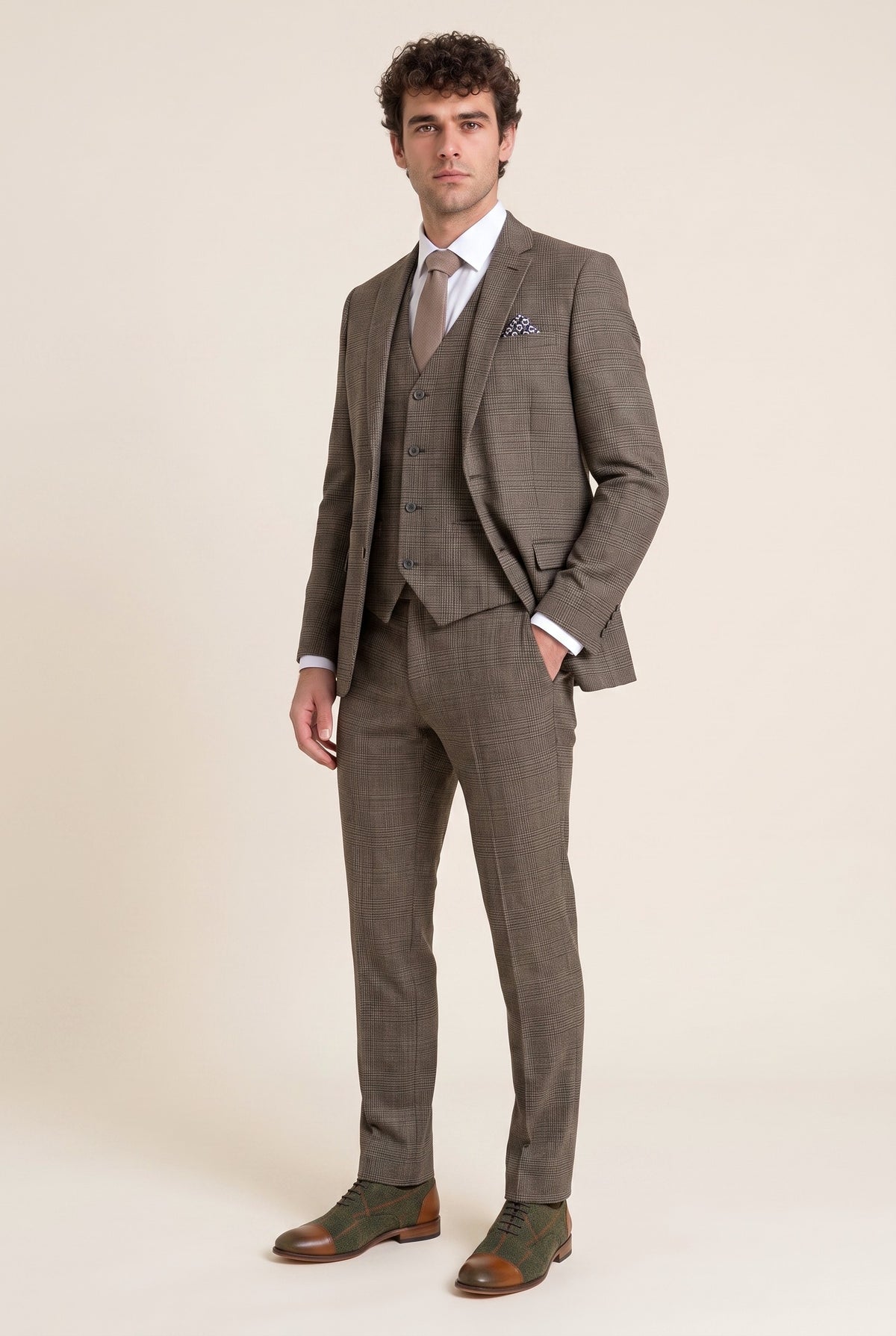Look #603 styled with Costume trois pièces pour homme, marron clair, à carreaux classiques, coupe ajustée
