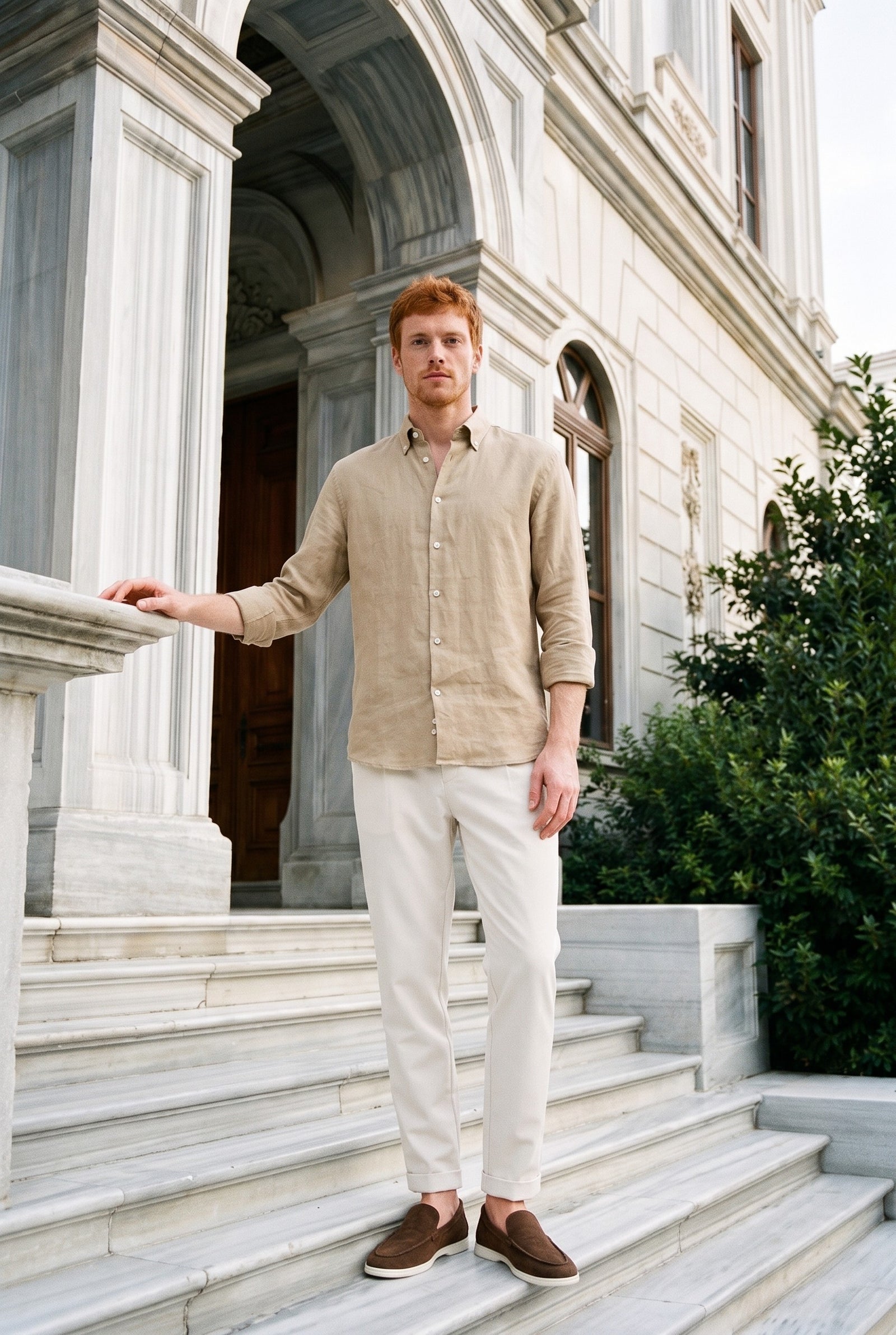 Look #1025 styled with Chemise d'été à manches longues en pur lin beige foncé pour homme
