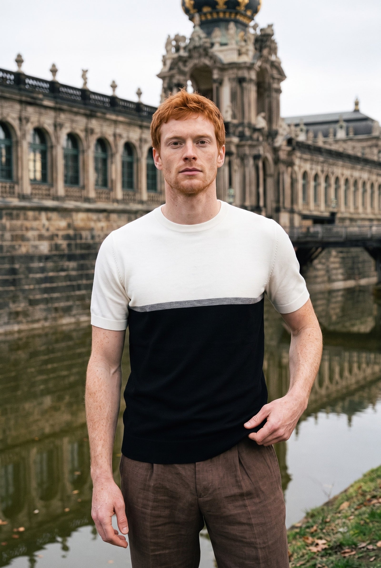 Look #879 styled with T-shirt tricoté à blocs de couleur blancs et noirs pour hommes