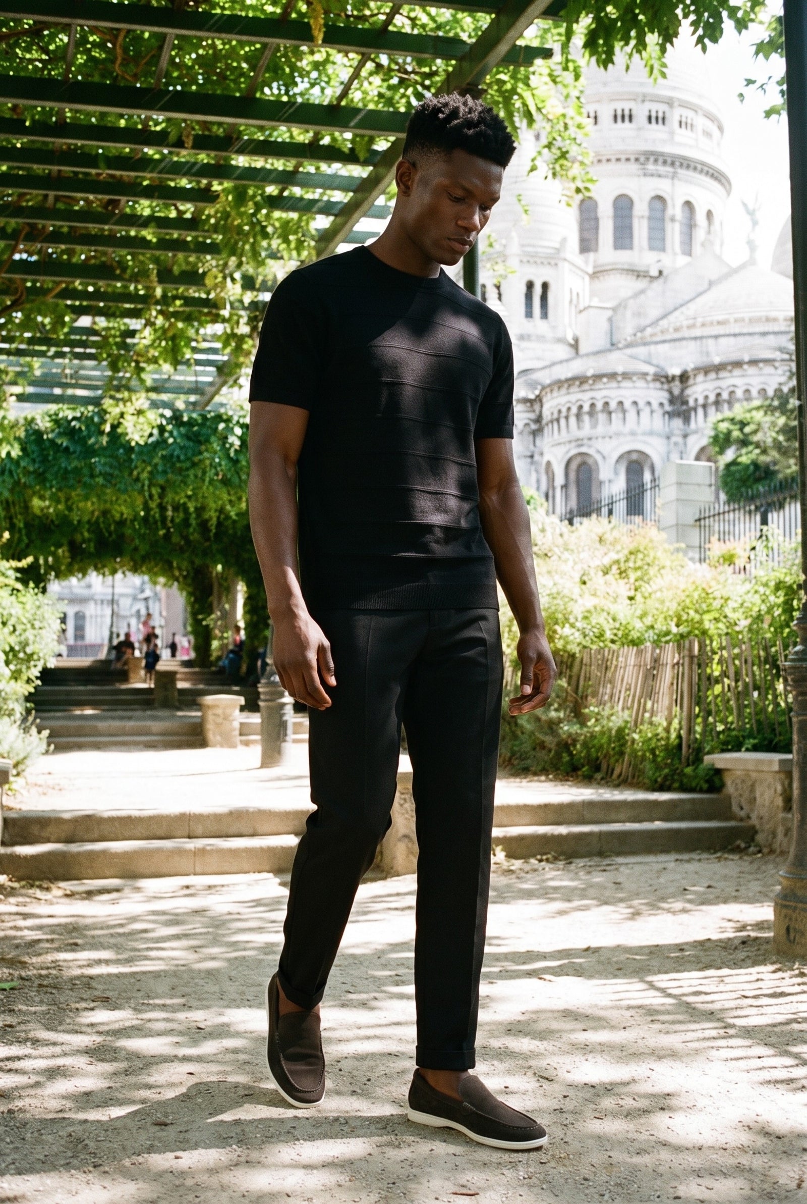 Look #870 styled with T-shirt noir texturé en maille pour homme