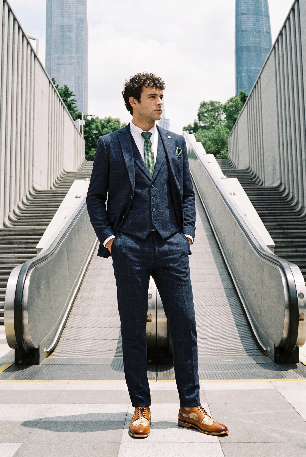 Look #727 styled with Costume trois pièces pour homme en tweed de laine à carreaux bleu marine et marron, style Gatsby des années 1920