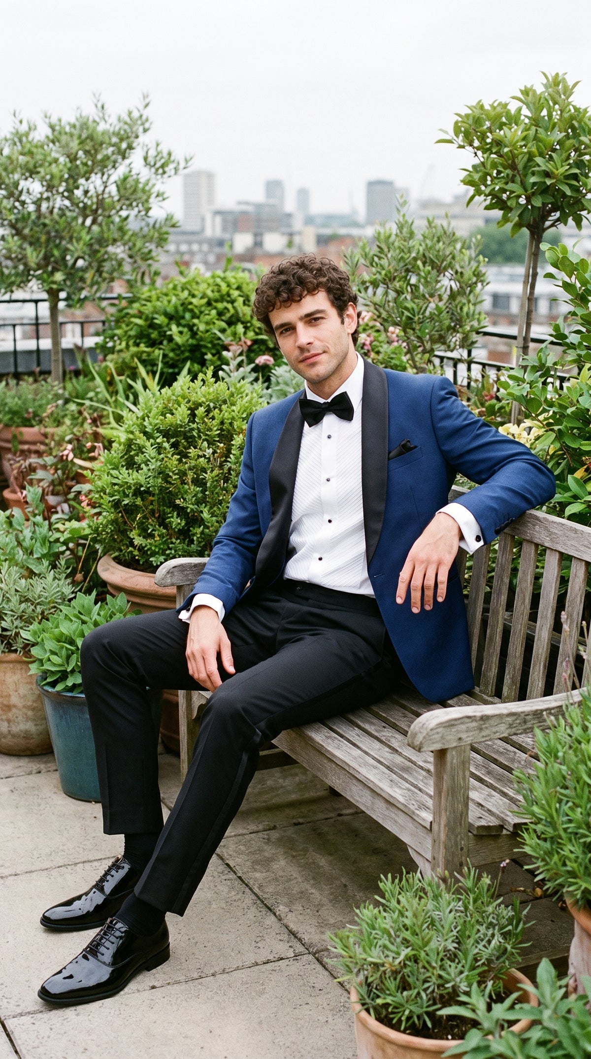 Look #800 styled with Aspen - Costume de smoking bleu deux pièces pour homme, col châle