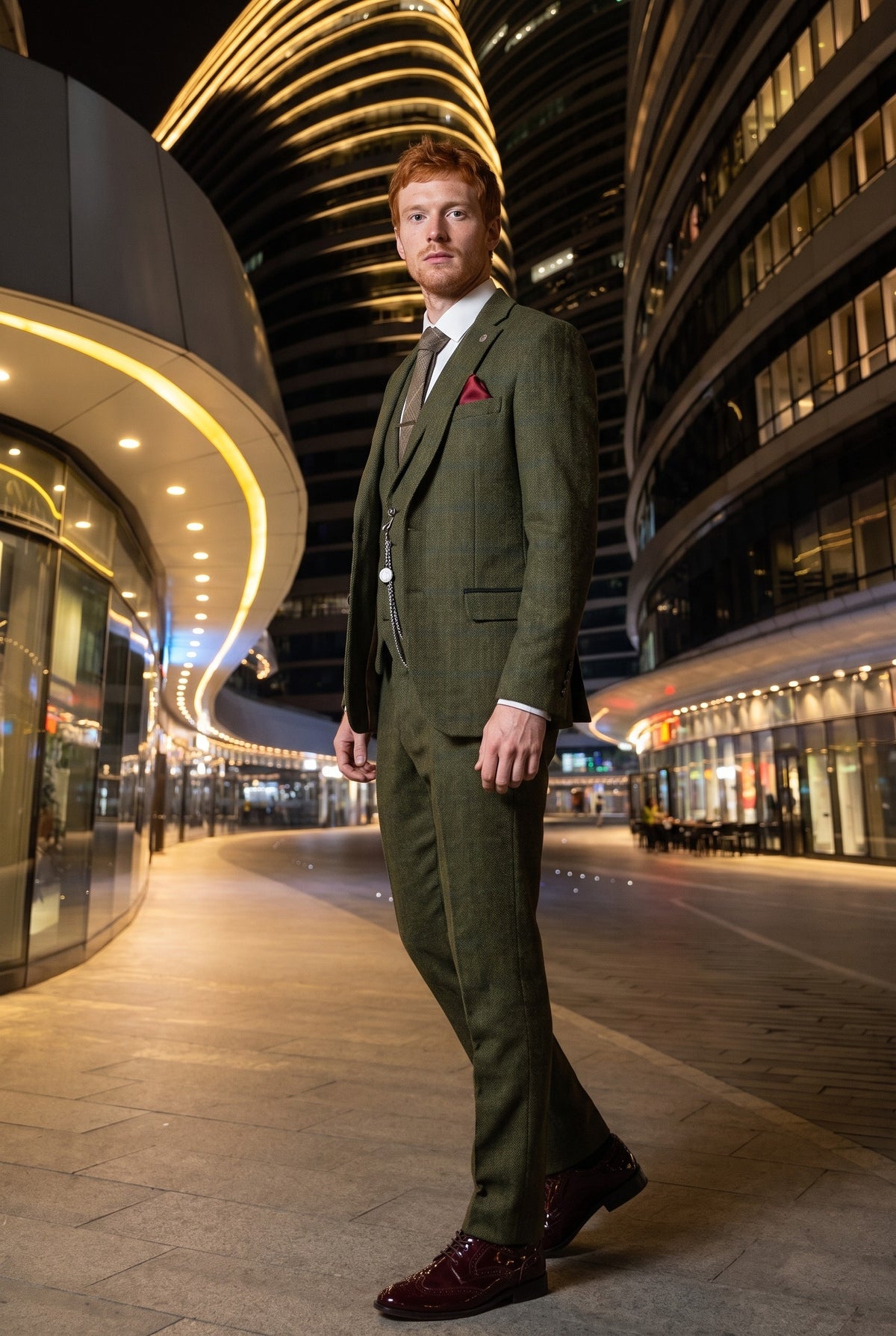 Look #708 styled with Costume trois pièces pour homme en tweed de laine à carreaux verts, bleus et marrons, style Gatsby des années 1920