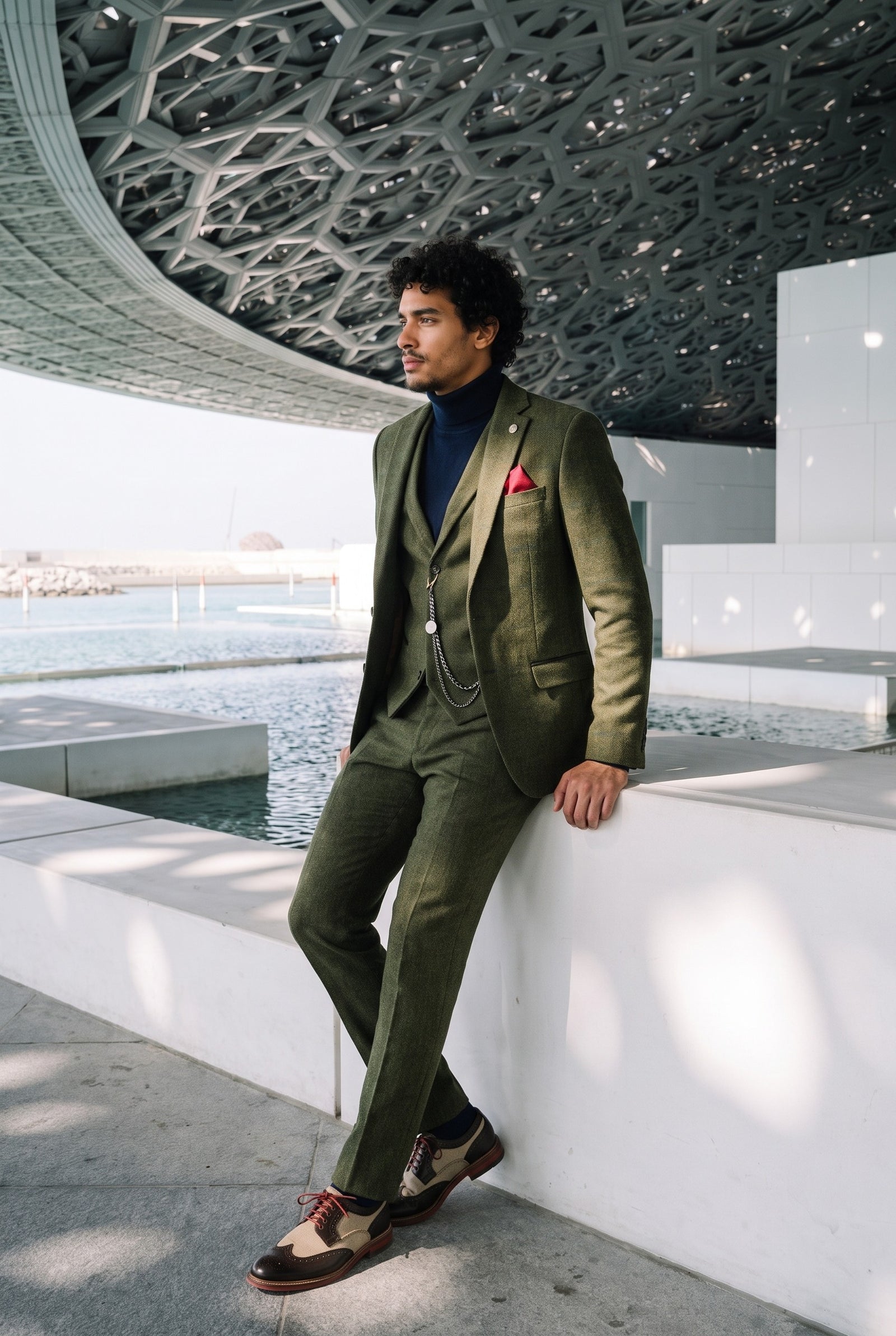 Look #706 styled with Pull à col roulé bleu marine pour homme, en maille douce à manches longues et mélange de viscose.