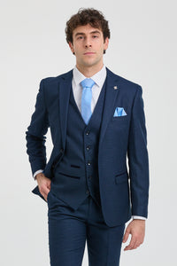 Costume trois pièces bleu marine pour homme, style œil-de-perdrix, idéal pour mariage, bal de promo, cérémonie élégante et classique.