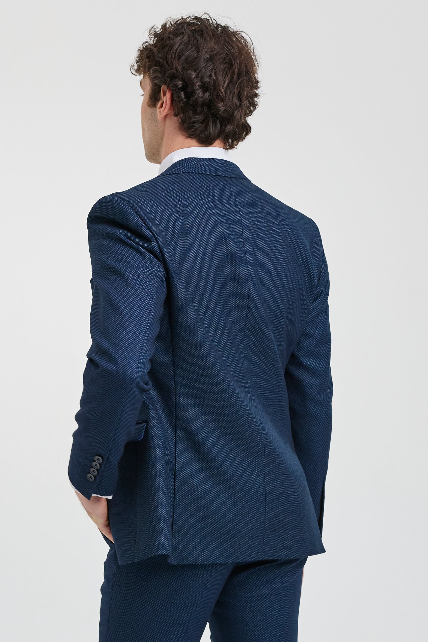 Costume trois pièces bleu marine pour homme, style œil-de-perdrix, idéal pour mariage, bal de promo, cérémonie élégante et classique.