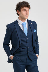 Costume trois pièces bleu marine pour homme, style œil-de-perdrix, idéal pour mariage, bal de promo, cérémonie élégante et classique.