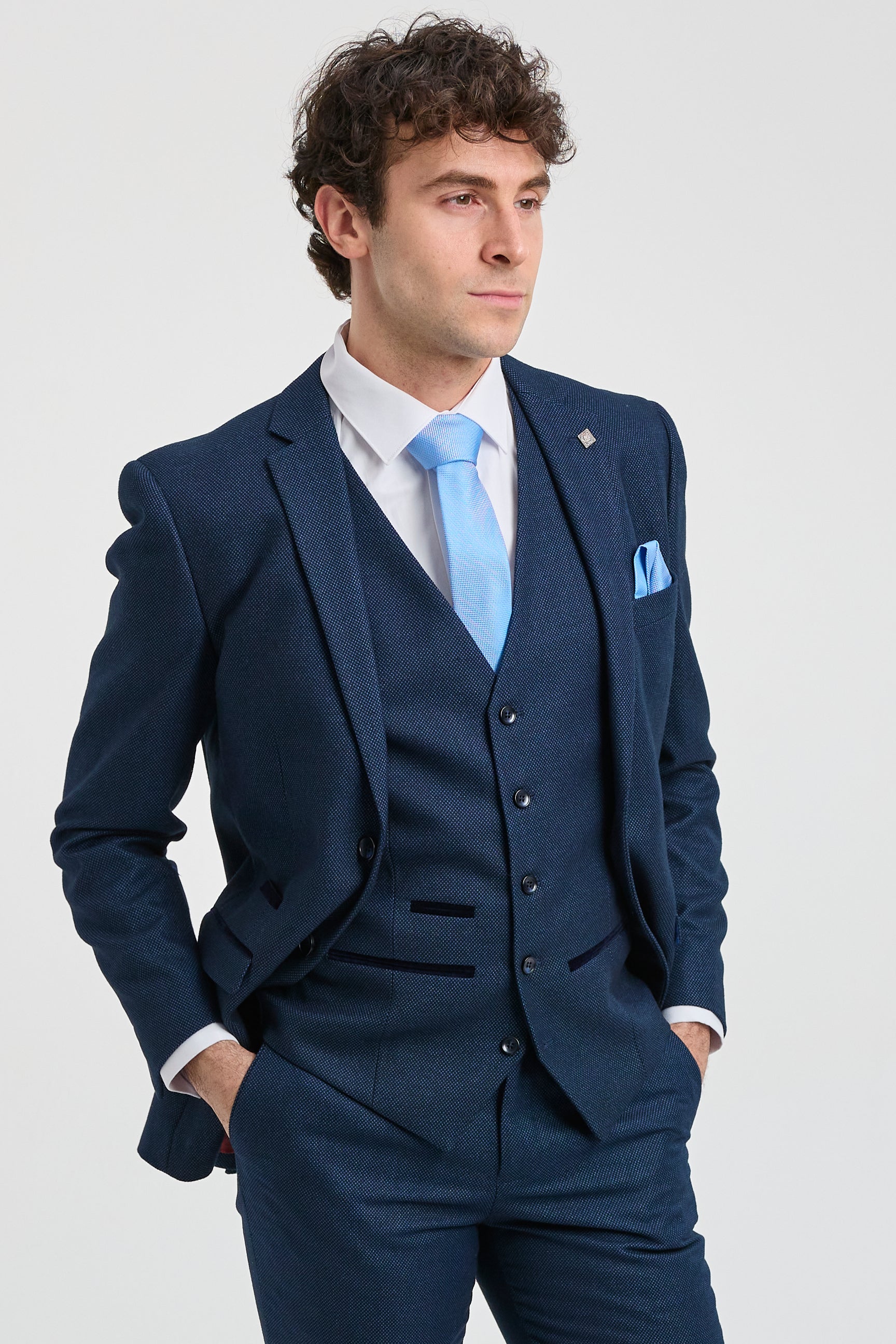 Costume trois pièces bleu marine pour homme, style œil-de-perdrix, idéal pour mariage, bal de promo, cérémonie élégante et classique.
