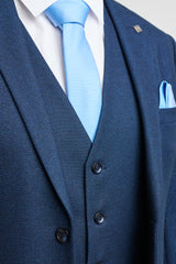 Costume trois pièces bleu marine pour homme, style œil-de-perdrix, idéal pour mariage, bal de promo, cérémonie élégante et classique.