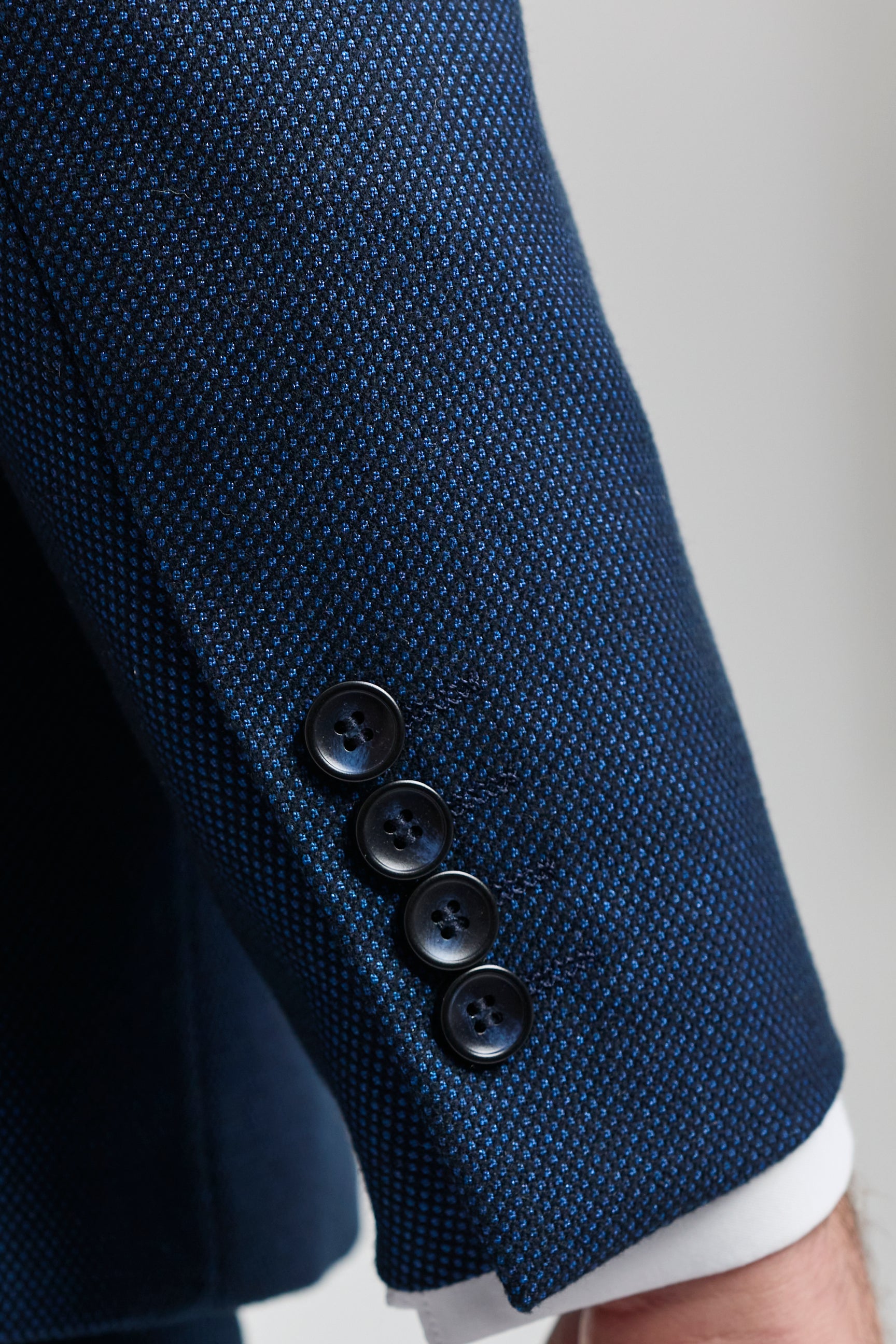 Costume trois pièces bleu marine pour homme, style œil-de-perdrix, idéal pour mariage, bal de promo, cérémonie élégante et classique.