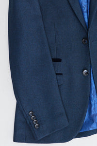 Costume trois pièces bleu marine pour homme, style œil-de-perdrix, idéal pour mariage, bal de promo, cérémonie élégante et classique.